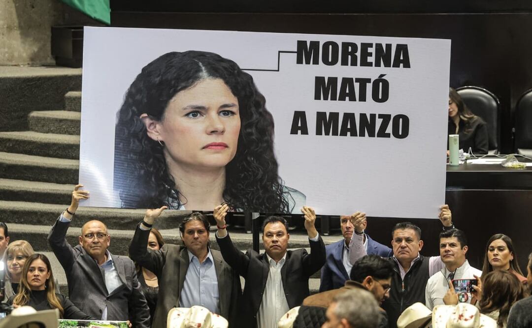Colocan cartel en el pleno de la Cámara de Diputados con la leyenda "Morena mató a Carlos Manzo" (05/11/2025). Foto: Gabriel Pano / EL UNIVERSAL