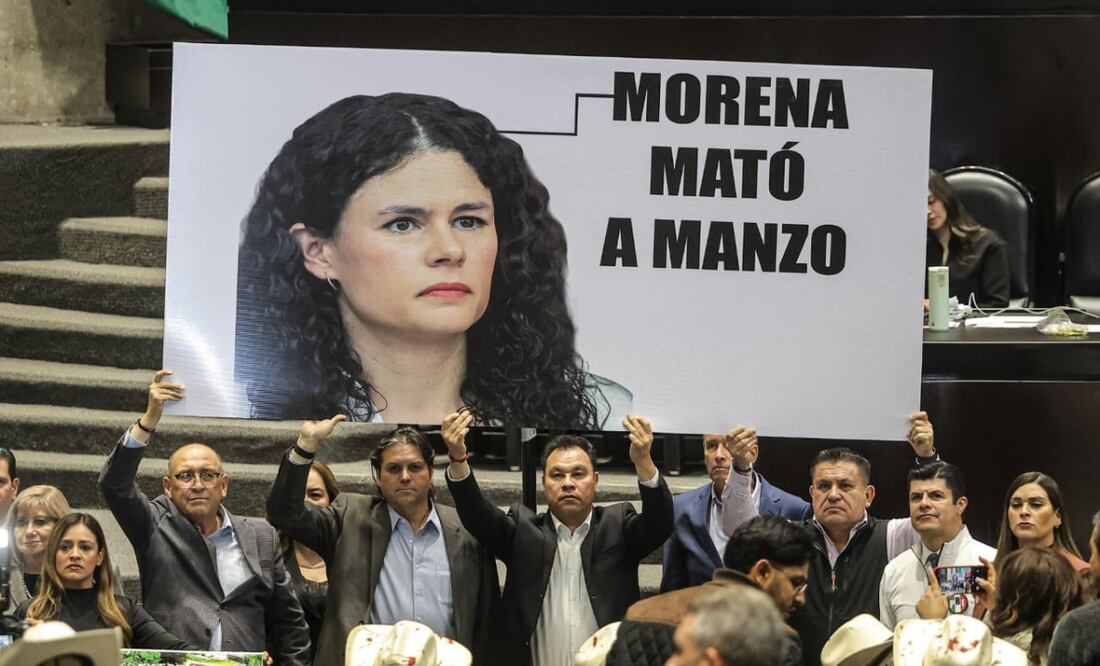 Colocan cartel en el pleno de la Cámara de Diputados con la leyenda "Morena mató a Carlos Manzo" (05/11/2025). Foto: Gabriel Pano / EL UNIVERSAL
