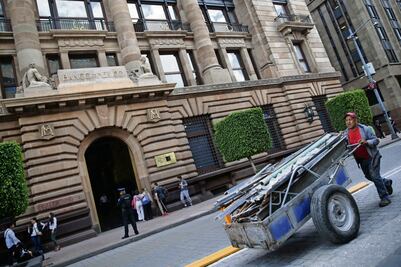 Analistas recortan crecimiento del PIB a 1.12% en 2025; clima de negocios empeorará en primeros 6 meses: Encuesta de Banxico