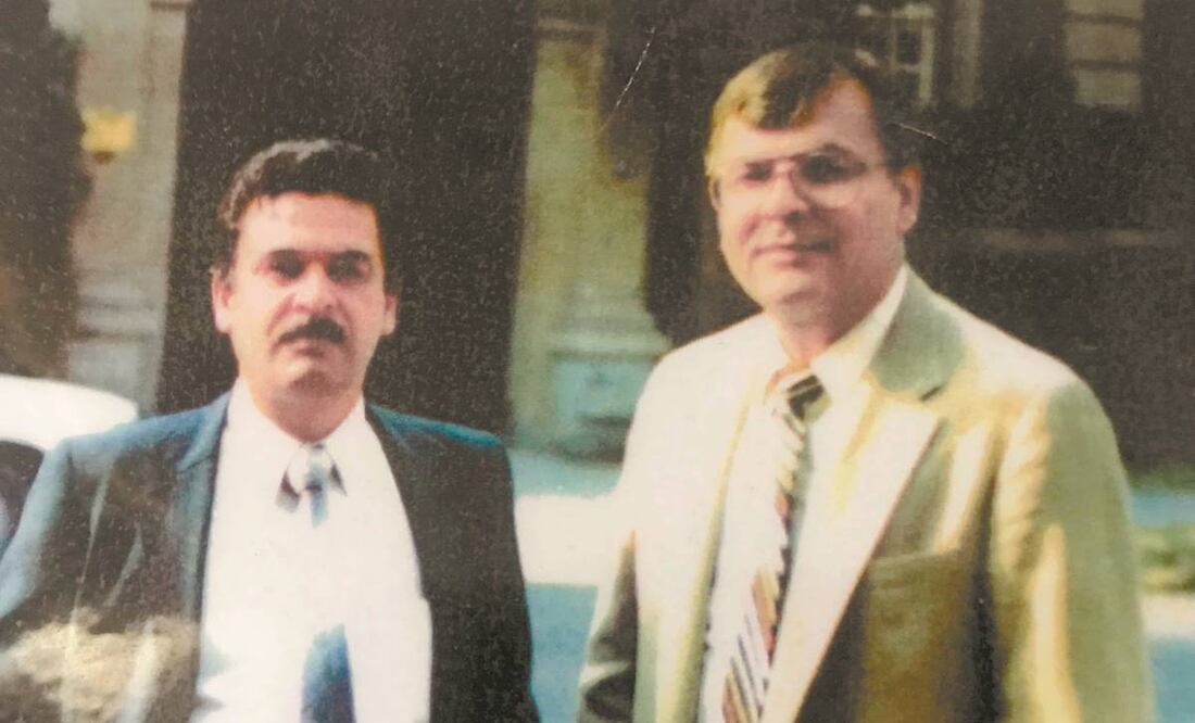 En 1984, 9 meses antes de ser asesinado por narcotraficantes de México en febrero de 1985 en Guadalajara, Jalisco, el mexicano-estadounidense Enrique "Kiki" Camarena (izquierda), agente de la DEA, se fotografió en esa ciudad con el estadounidense Phil J.