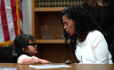 Defensores de inmigrantes buscan apoyo para detener expulsión de niña mexicana que recibe tratamiento vital en EU; "es una traición", acusan