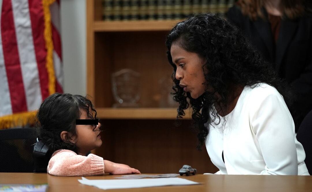Deysi Vargas carga a su hija de 4 años, que padece síndrome de intestino corto, en una conferencia de prensa. (29/05/25) Foto: AP