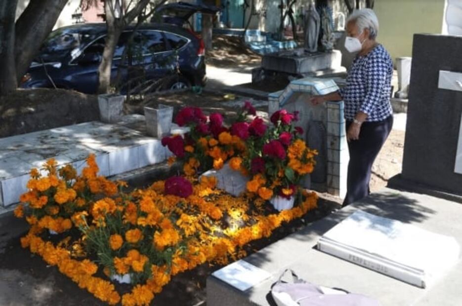 Poca venta, panteones cerrados, tradiciones interrumpidas. Una difícil temporada de Día de Muertos en imágenes