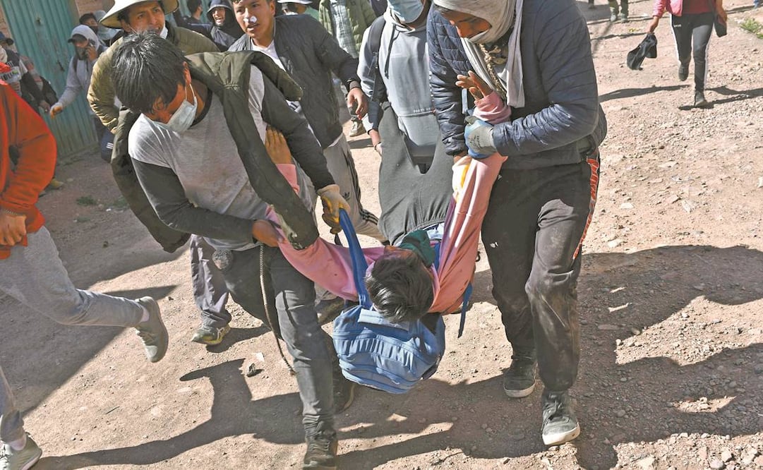 Uno de los heridos por los enfrentamientos entre los manifestantes y la policía, en Juliaca, Perú.