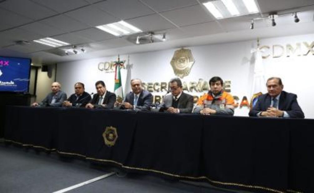 Grafitean dos unidades del Metrobús en la marcha de CU