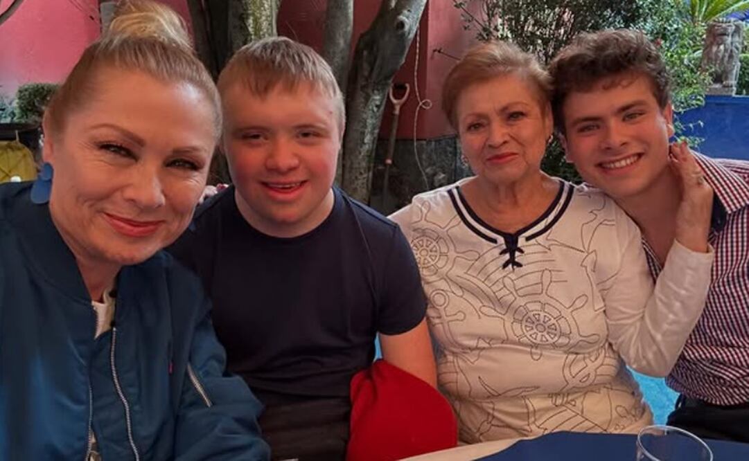 Leticia Calderón, sus hijos Luciano y Carlo y su madre Carmen León.