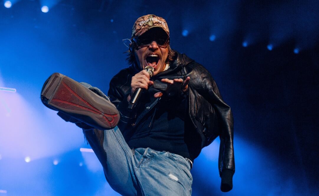 Vocalista de Cage The Elephant sale a cantar a pesar de tener un pie roto y un brazo en el Corona Capital. Fotos: de Yaretzy M. Osnaya El Universal