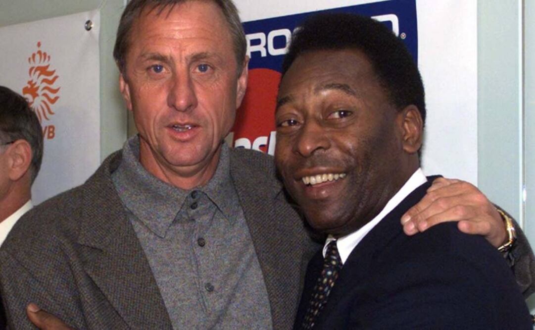 El abrazo de dos grandes. Johan Cruyff (izq) se abraza con Pelé el 8 de octubre de 1999 durante una conferencia de prensa en Amsterdam (Foto: AP/Archivo)