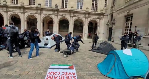 Policía francesa irrumpe en la universidad de la Sorbona para desalojar a activistas propalestinos