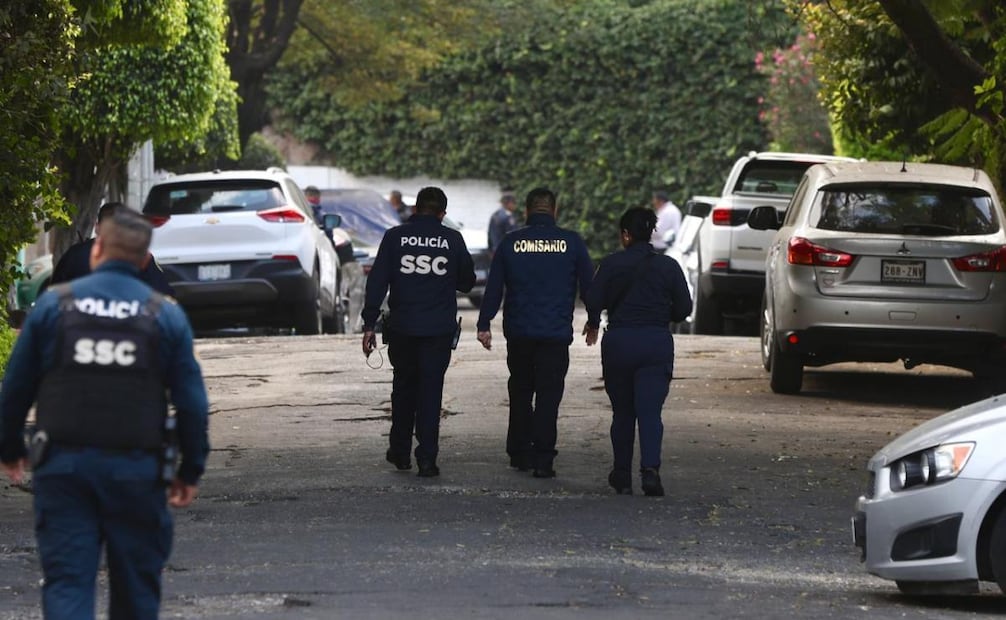 Una pareja fue asesinada a tiros al interior del número 655 de la calle Pernambuco esquina con Montiel de la colonia Lindavista. Peritos de la Fiscalía de la CDMX se encuentran realizando las diligencias en el lugar.
Foto: Valente Rosas.
