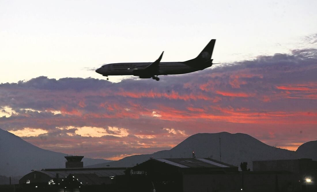 De acuerdo con un documento de Hacienda, el reordenamiento del espacio aéreo terminará hasta diciembre de este año, nueve meses después de que el AIFA inicie operaciones. Foto: Archivo/ EL UNIVERSAL