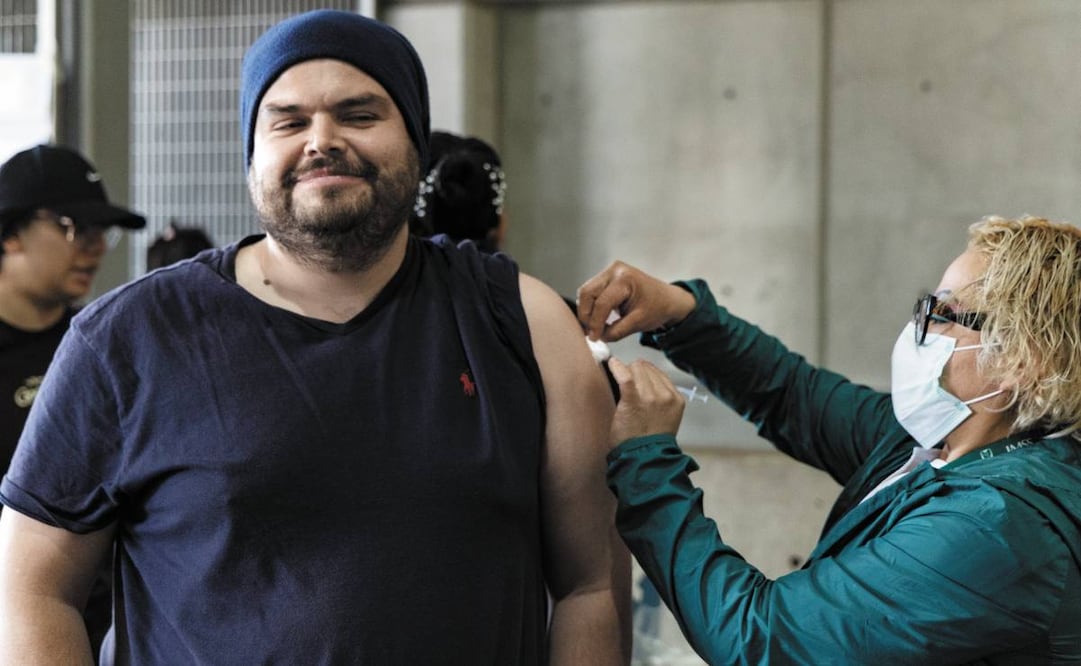 Vacunación contra el sarampión en el acceso al metro Culhuacán, de la línea 12 del metro de la Ciudad de México. Foto Hugo Salvador / EL UNIVERSAL