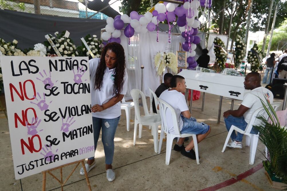 Familiares y amigos en el velorio de Michelle Dayana González, una menor de 14 años que fue asesinada y descuartizada en un centro automotor, en Cali, Colombia. ERNESTO GUZMÁN. EFE
