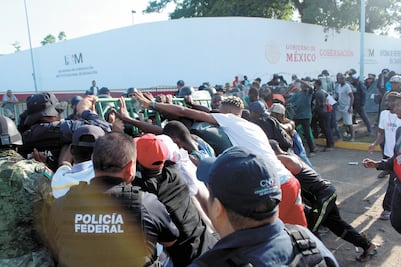 Africanos vandalizan estación migratoria en Chiapas