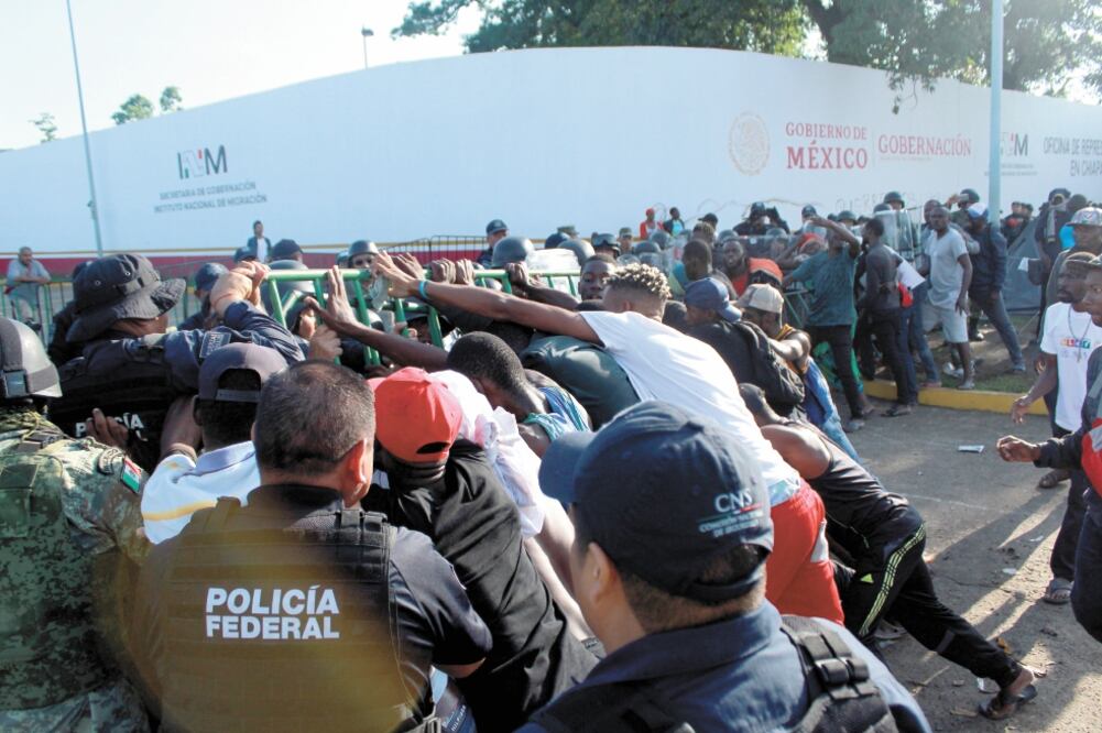Entre forcejeos con policías federales, los migrantes africanos derribaron las vallas que cercaban la Estación Migratoria Siglo XXI. Foto: DAMIÁN CHÁVEZ. CUARTOSCURO