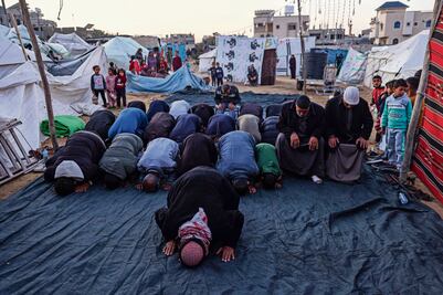 En primer viernes del Ramadán 80 mil musulmanes rezan en la Explanada de las Mezquitas