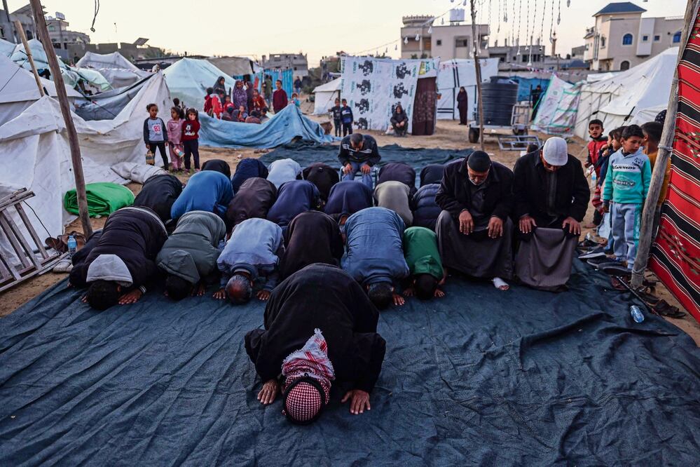 Los fieles, la mayoría palestinos, han podido entrar sin restricciones al recinto, como prometió la semana pasada el gobierno israelí, que garantizó la libre entrada de fieles la primera semana del Ramadán.