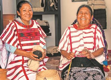Mujeres se empoderan con rescate de tejidos