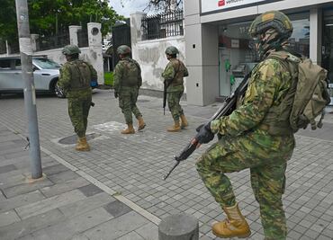 Ecuador mantiene vigilancia policial en la embajada de México donde está exvicepresidente Glas