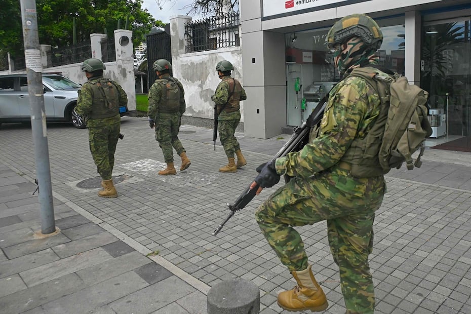 Soldados vigilan afuera de la embajada de México en Quito (5/4/2024). FOTO: AFP