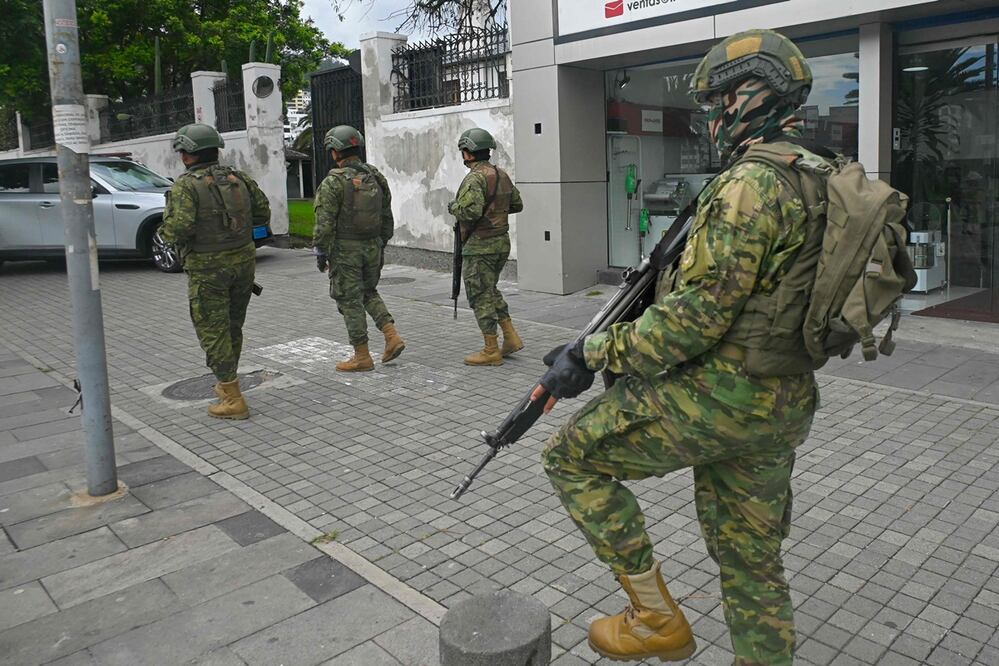 Soldados vigilan afuera de la embajada de México en Quito. FOTO: AFP