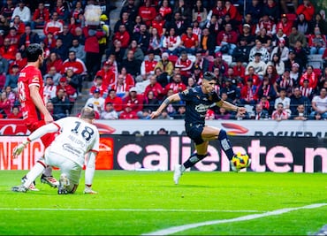 Chivas exige los audios originales del VAR; hay inconformidad por el gol invalidado a Alan Pulido