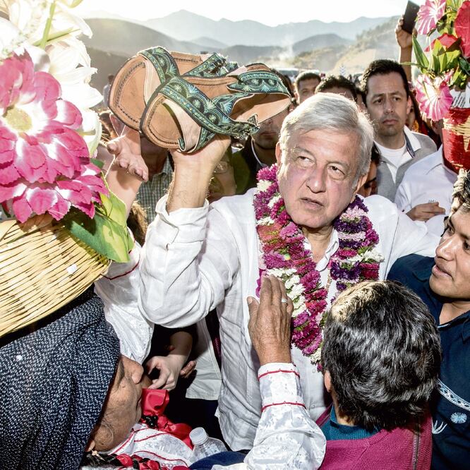 Regalos y peticiones. En la zona Mixe, el presidente Andrés Manuel López Obrador recibió varios presentes, entre ellos un par de huaraches típicos del lugar. GERMÁN ESPINOSA. EL UNIVERSAL