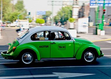 La historia de los taxis en la CDMX, de “fotingos” a los famosos Vochos