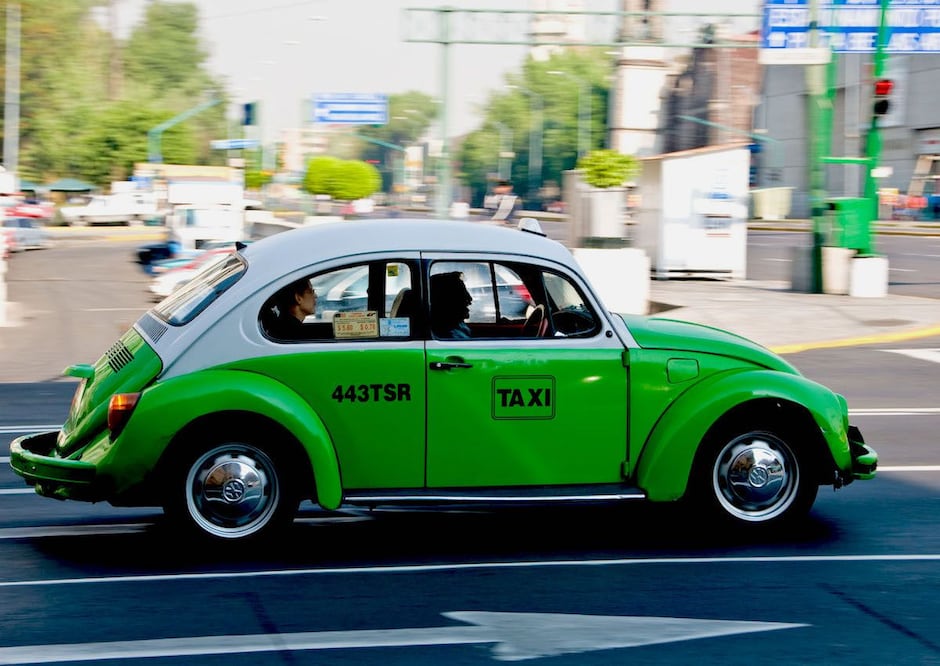 La historia de los taxis en la CDMX, de “fotingos” a los famosos Vochos