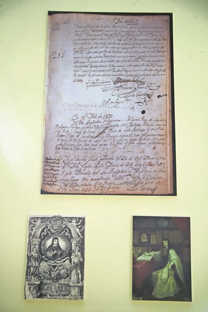 En la exposición, el facsimilar de la entrada de Sor Juana Inés de la Cruz va a convivir con el libro original de Juan José de Eguiara y Eguren. Foto: Germán Espinosa / EL UNIVERSAL