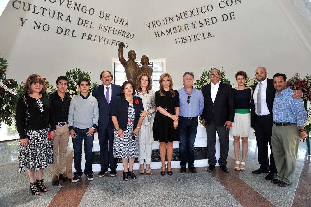 La gobernadora Claudia Pavlovich con la familia Colosio en el Mausoleo en Magdalena de Kino (Foto: Amalia Escobar)