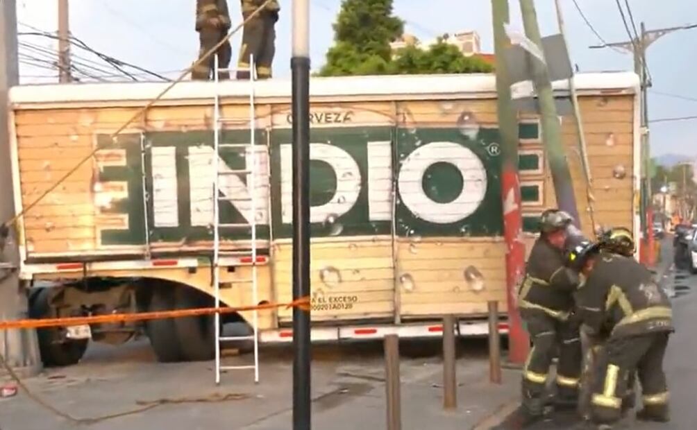 Por el momento se desconoce si el servicio del Trolebús se vio afectado o si el conductor salió lesionado. Foto: Captura de video