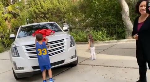 "La Roca" le regala una camioneta último modelo a su cuñada