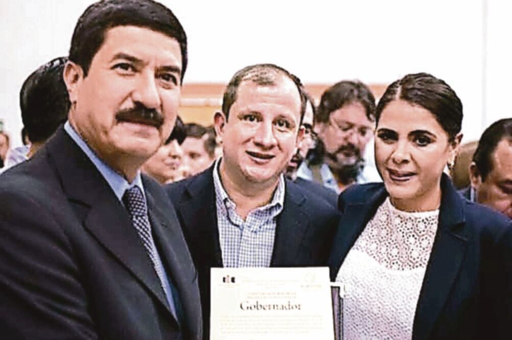 Javier Corral, gobernador de Chihuahua, con Marco Sifuentes, consultor en marketing político, en junio del año pasado (CORTESÍA)