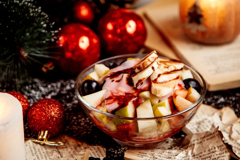 La ensalada de manzana es un clásico navideño que puede perder su color por la oxidación. Foto: Freepik