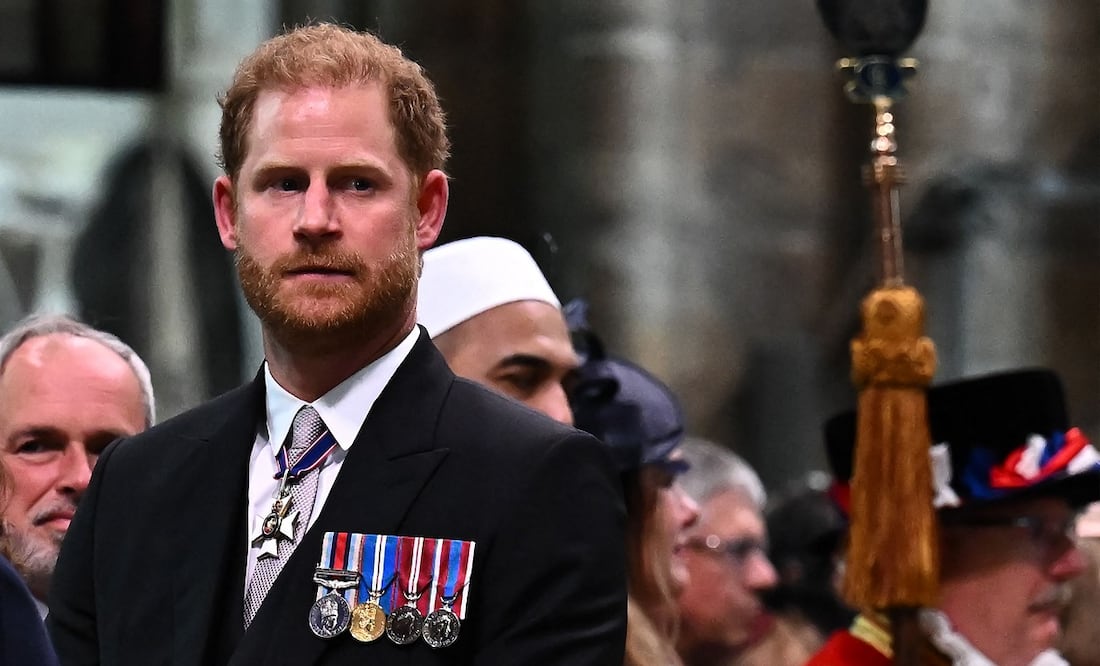 El príncipe Harry, duque de Sussex, observa cómo el rey Carlos III abandona la Abadía de Westminster después de las ceremonias de coronación en el centro de Londres. Foto: AFP
