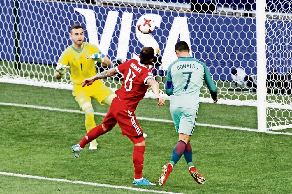 Un contundente cabezazo de CR7 dio los tres puntos a los lusitanos. FOTO: DARREN STAPLES. REUTERS