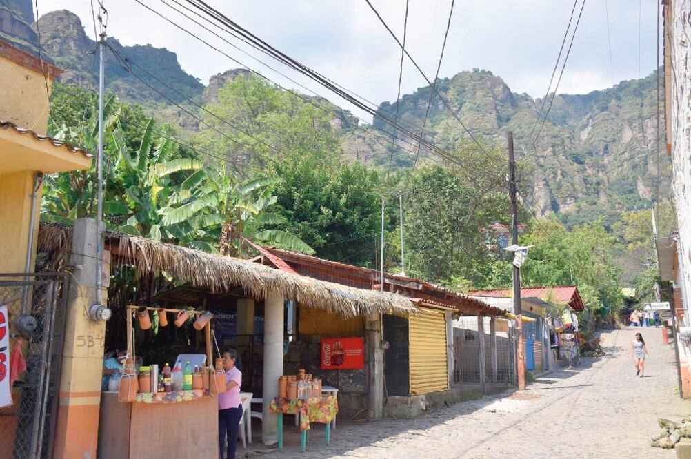Autoridades de Protección Civil dicen que no hay otro camino para llegar a la pirámide, por lo que se establecería las medidas de prevención para paseantes. (FOTOS: TONY RIVERA. EL UNIVERSAL)