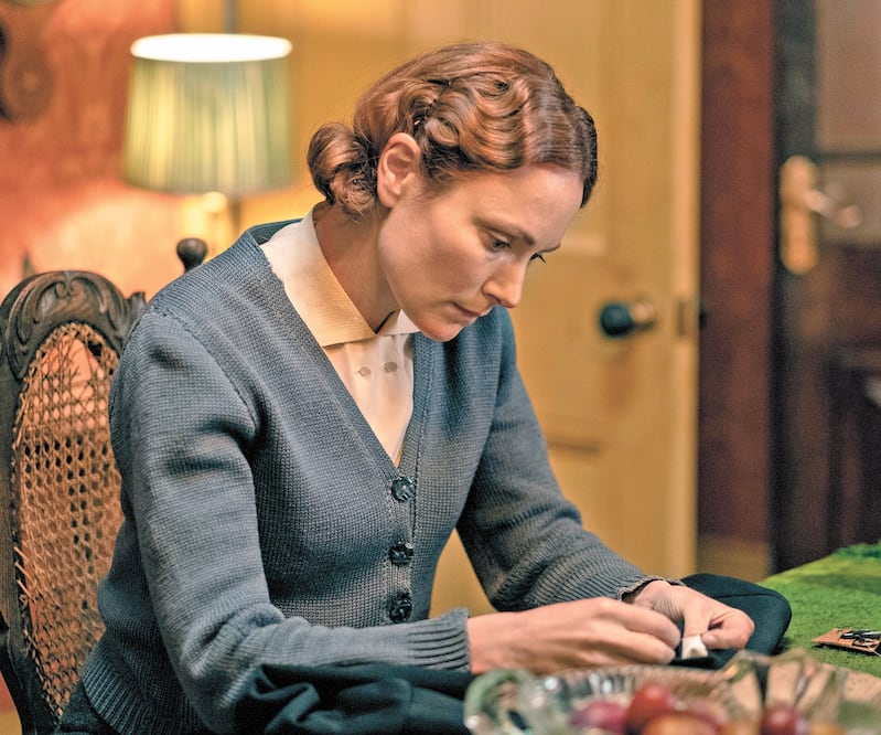 Anna interpreta a la señora Hall, la ama de llaves de una casa de veterinarios. Acorn Tv 