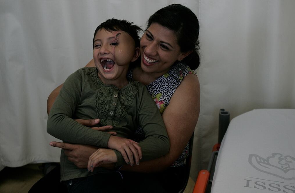 En la habitación no existe ningún espejo, todos temen la reacción de la pequeña Meredith Alisson de tan sólo seis años. 