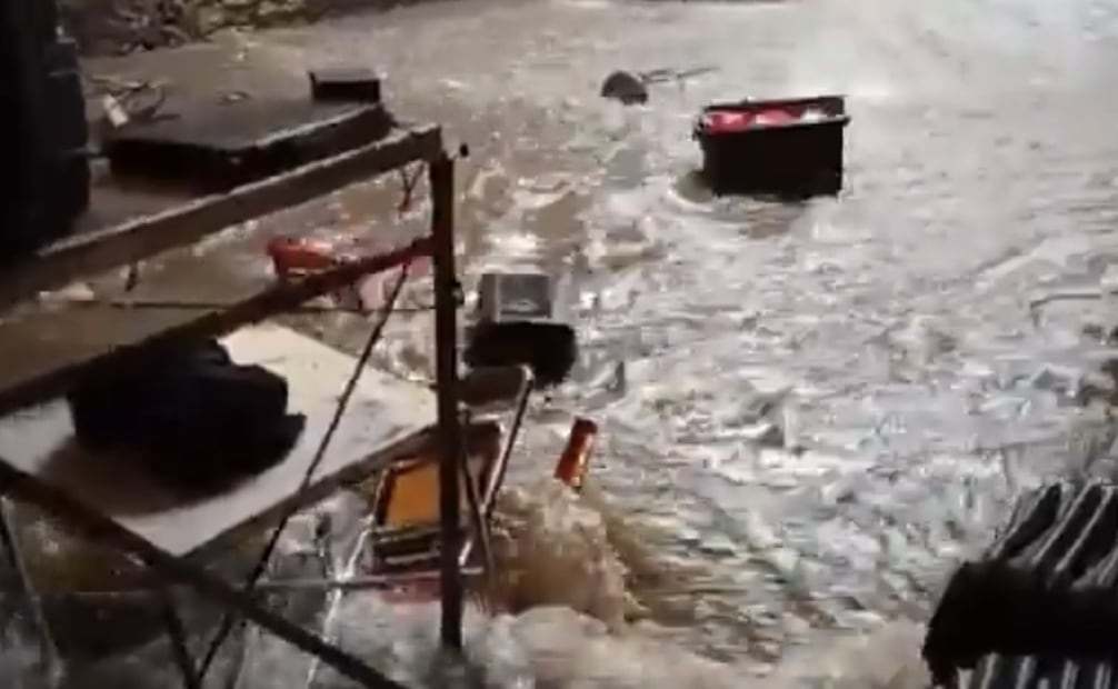 Guanajuato cancela transmisión del partido Mexico vs Inglaterra en la Zona Fest por la tormenta; corriente arrastra mobiliario y puestos
Foto: Especial.
