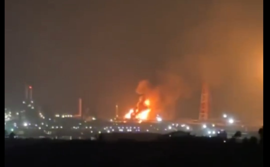 Explosión en la Refinería de Salina Cruz, Oaxaca de Pemex. Foto: Captura de pantalla