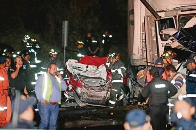 Tráiler embiste 15 autos y deja 9 muertos en la México-Toluca