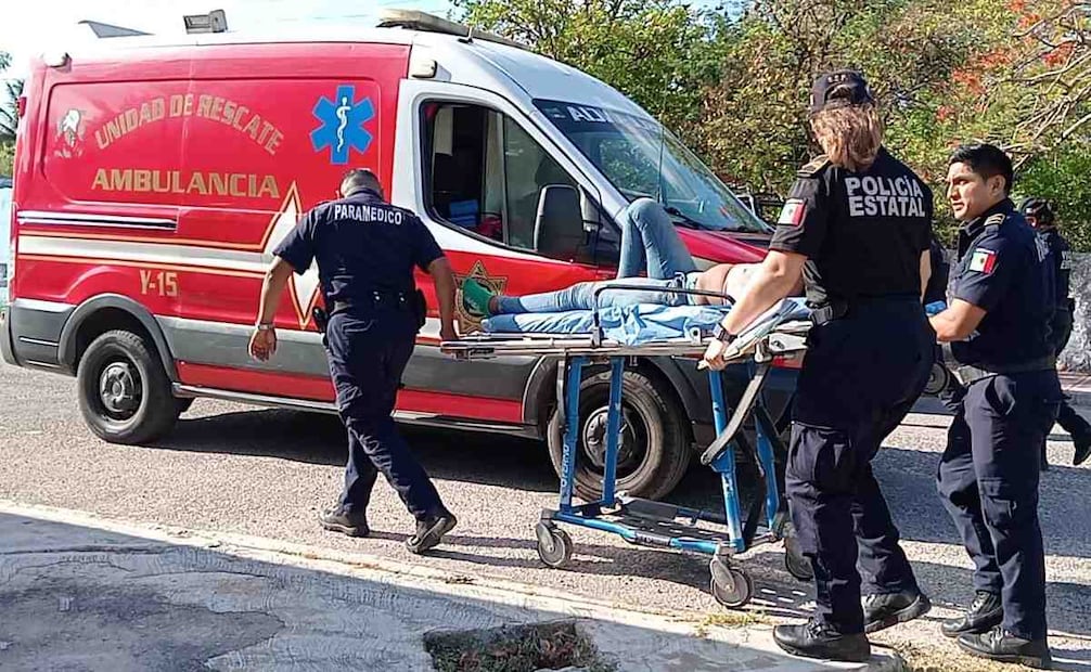 Cuerpos de emergencia rescatan a una mujer, la cual subió a una torre de alta tensión, en Mérida, Yucatán. Foto: Especial