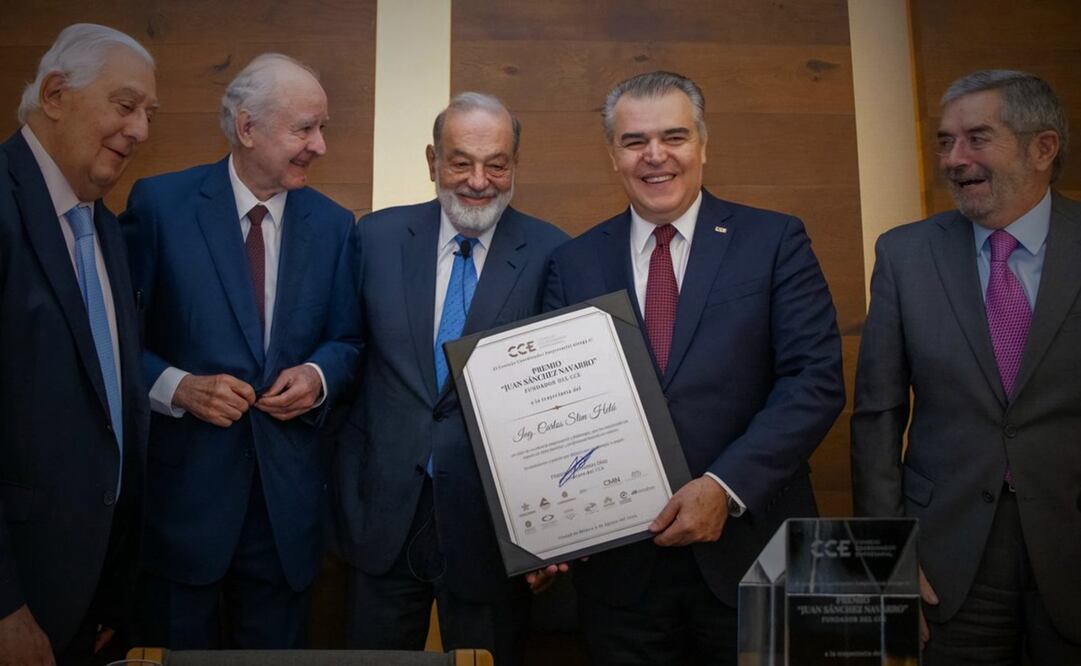 Carlos Slim recibe el reconocimiento "Juan Sánchez Navarro” del CCE. Foto: X - @cceoficialmx