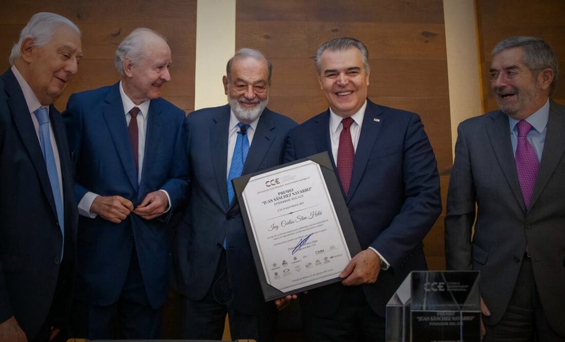 Carlos Slim recibe el reconocimiento "Juan Sánchez Navarro” del CCE. Foto: X - @cceoficialmx
