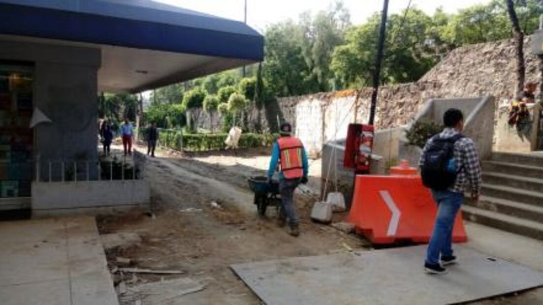 Entre vallas metálicas, vuelven alumnos de la UNAM a clases 