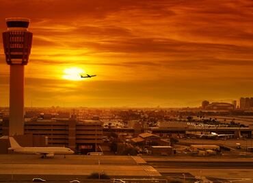 Un riesgo, déficit de controladores aéreos en el país