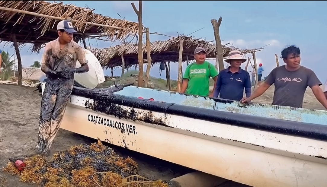 Pescadores que entraron al mar regresaron con sus embarcaciones y sus redes llenas de crudo. Foto: Especial
