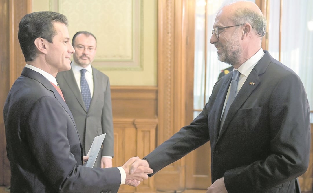 El presidente Enrique Peña Nieto, y el embajador de España, Juan López-Dóriga Pérez, en Palacio Nacional. Foto: Presidencia.
